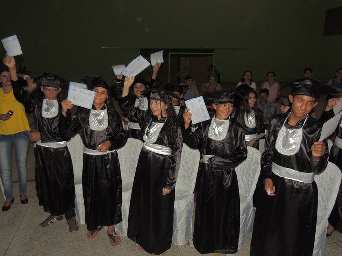 Estudantes participam de solenidade de entrega de certificados e medalhas - Imagem 50