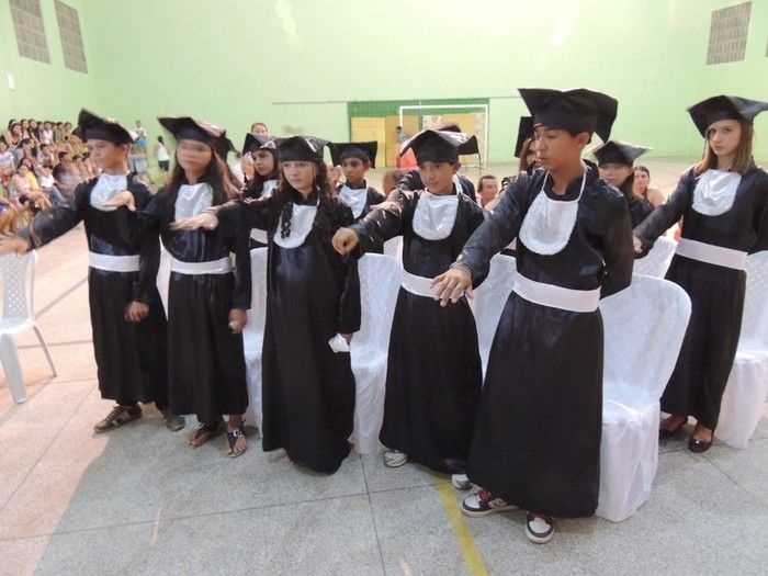 Estudantes participam de solenidade de entrega de certificados e medalhas - Imagem 18