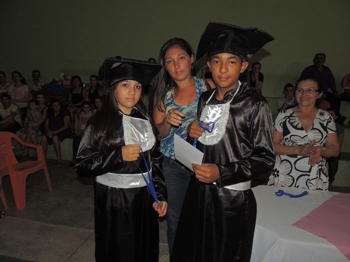 Estudantes participam de solenidade de entrega de certificados e medalhas - Imagem 62