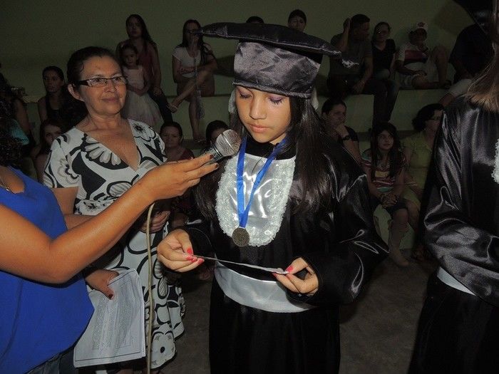 Estudantes participam de solenidade de entrega de certificados e medalhas - Imagem 88