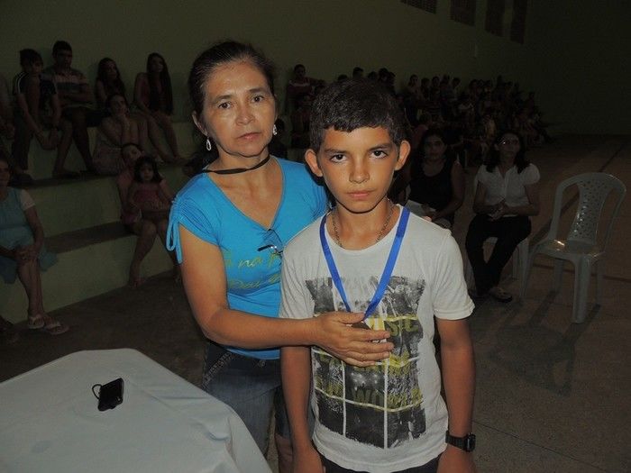 Estudantes participam de solenidade de entrega de certificados e medalhas - Imagem 75