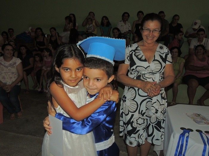 Estudantes participam de solenidade de entrega de certificados e medalhas - Imagem 34