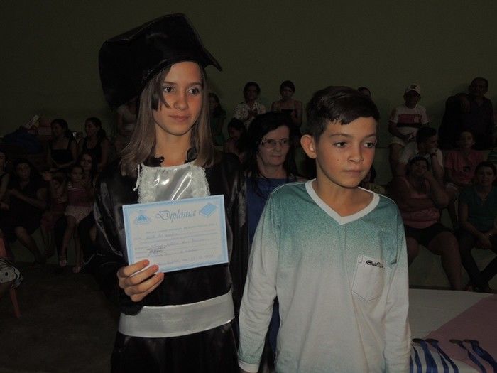 Estudantes participam de solenidade de entrega de certificados e medalhas - Imagem 45