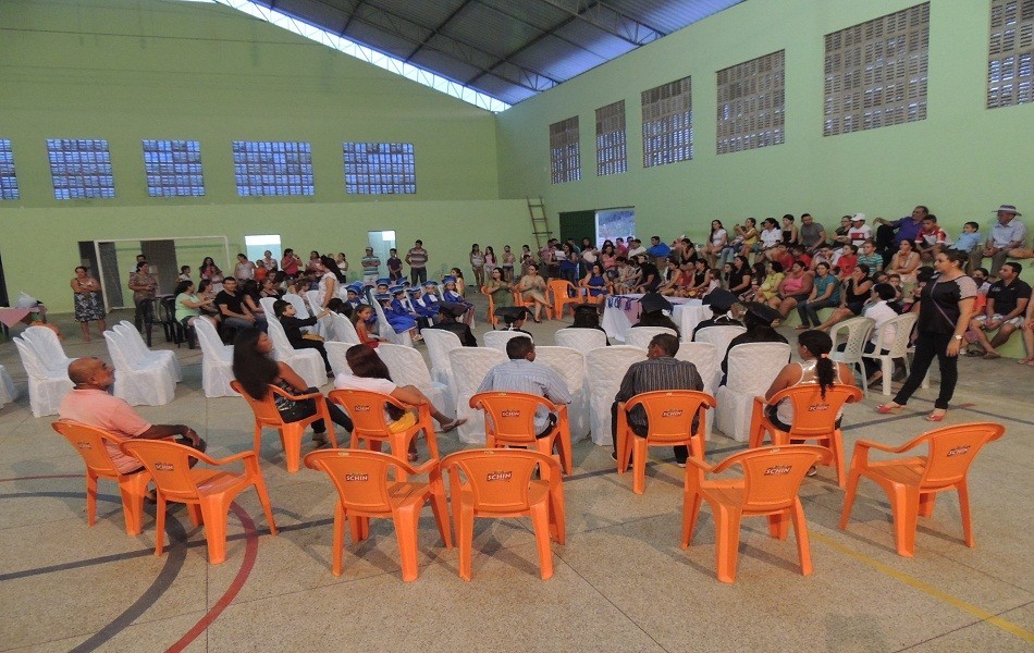 Estudantes participam de solenidade de entrega de certificados e medalhas