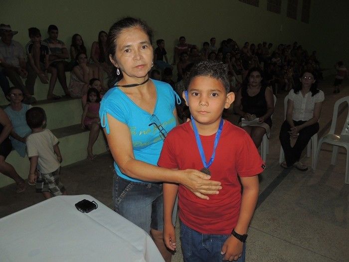 Estudantes participam de solenidade de entrega de certificados e medalhas - Imagem 74