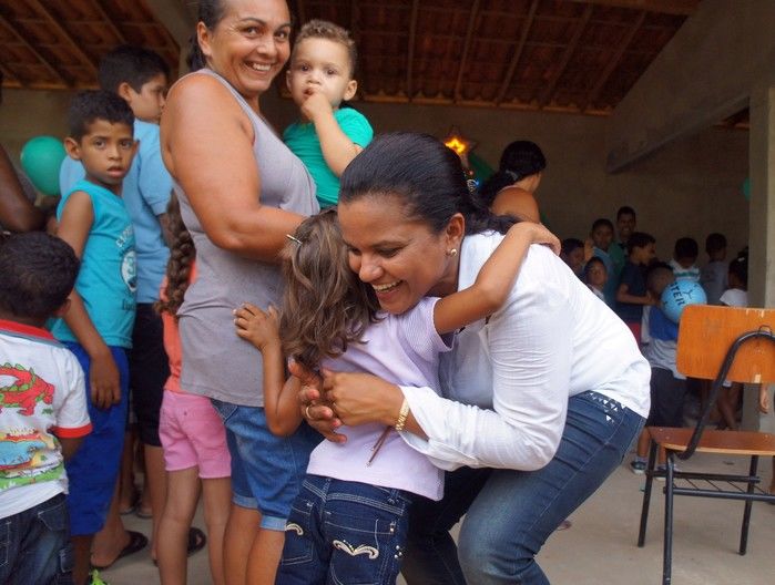 Primeira Dama de Monte Alegre do Piauí faz entrega de presentes na comunidade Paus.  - Imagem 12