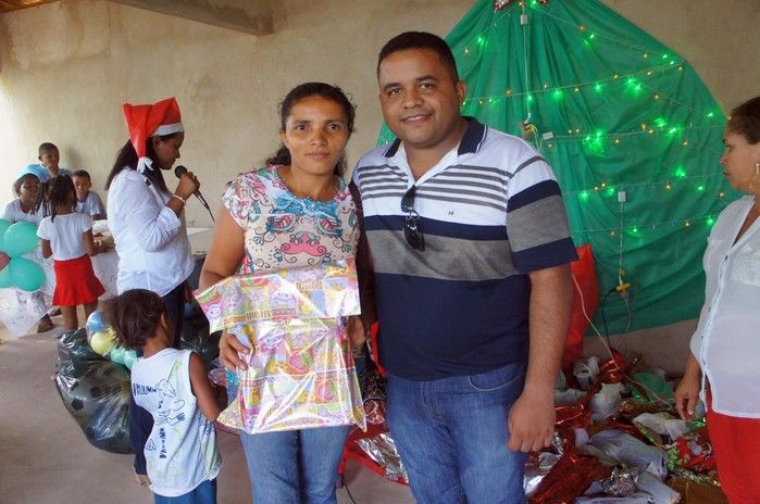 Primeira Dama de Monte Alegre do Piauí faz entrega de presentes na comunidade Paus.  - Imagem 7