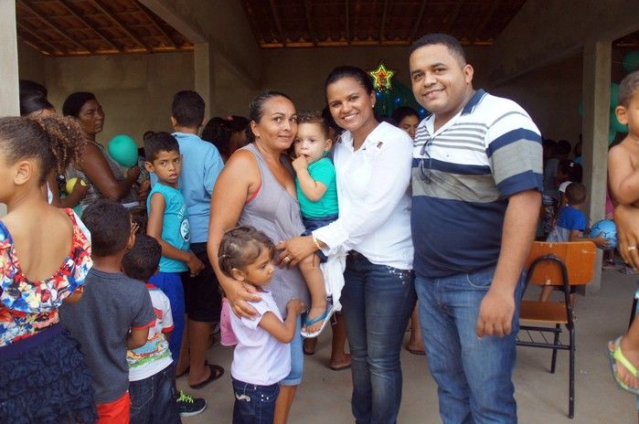 Primeira Dama de Monte Alegre do Piauí faz entrega de presentes na comunidade Paus.  - Imagem 11