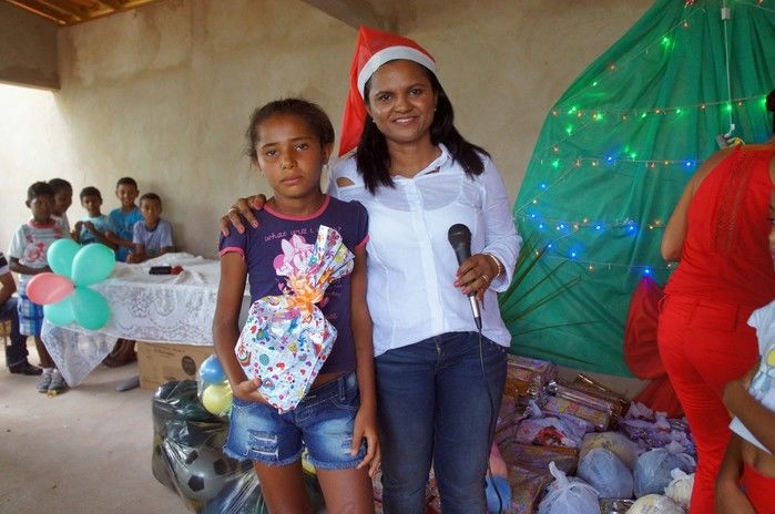 Primeira Dama de Monte Alegre do Piauí faz entrega de presentes na comunidade Paus.  - Imagem 6