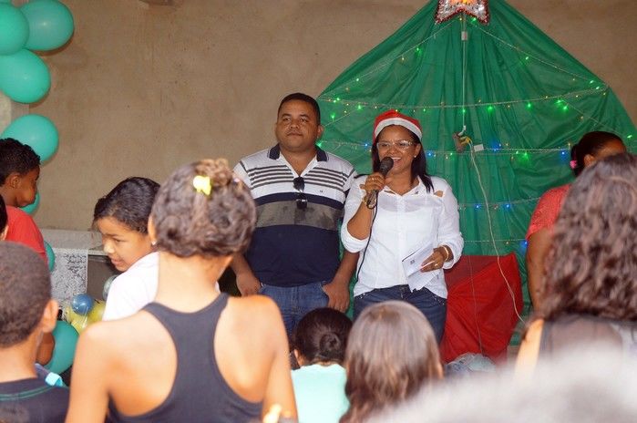 Primeira Dama de Monte Alegre do Piauí faz entrega de presentes na comunidade Paus.  - Imagem 4