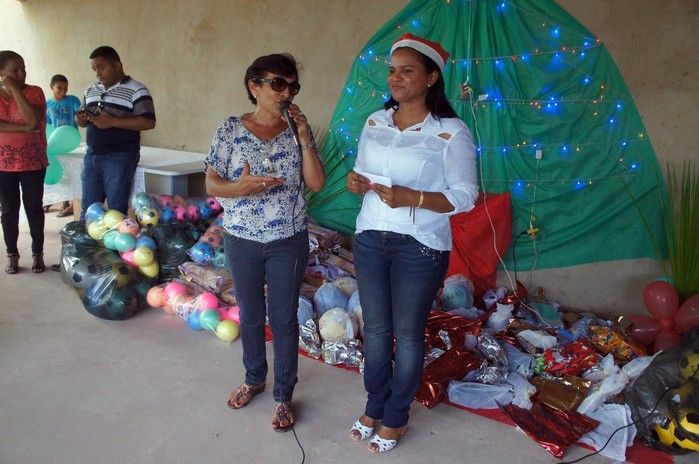 Primeira Dama de Monte Alegre do Piauí faz entrega de presentes na comunidade Paus.  - Imagem 5