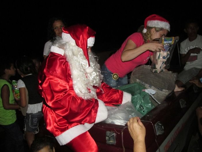 Papai Noel Faz entrega de Presentes na Praça Central de Agricolândia - Imagem 16