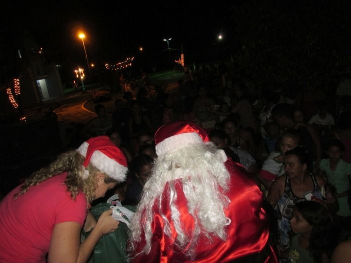 Papai Noel Faz entrega de Presentes na Praça Central de Agricolândia - Imagem 15