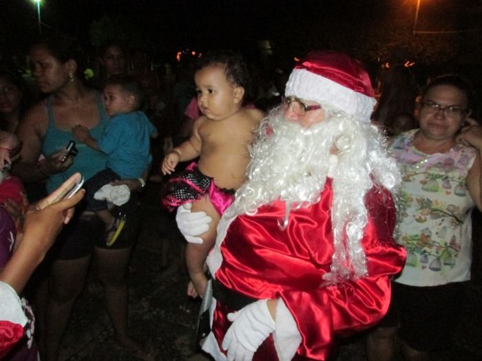 Papai Noel Faz entrega de Presentes na Praça Central de Agricolândia - Imagem 9