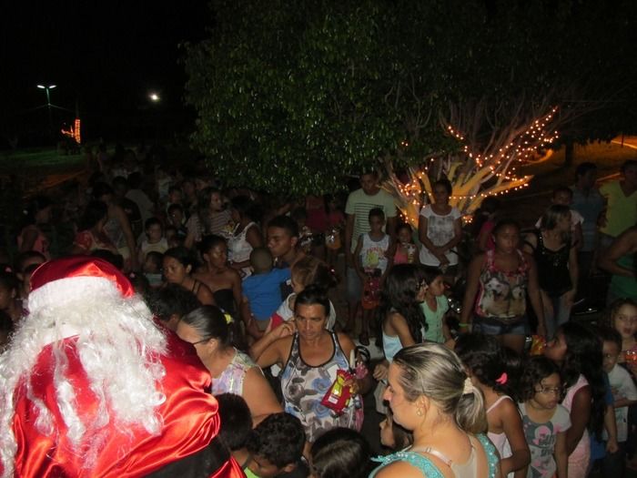 Papai Noel Faz entrega de Presentes na Praça Central de Agricolândia - Imagem 14