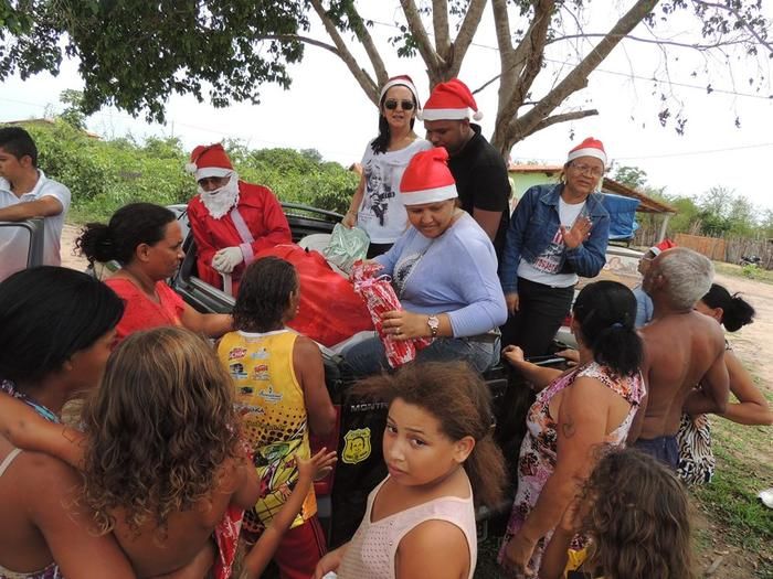 Prefeito Jonas Moura visita comunidades com o Papai Noel e distribui presentes - Imagem 6