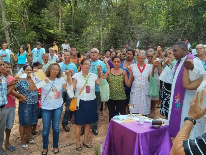 Igreja Católica realiza Missa às margens da BR 135 em solidariedade às vítimas e em apelo às autoridades  - Imagem 6