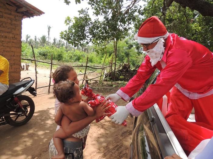 Prefeito Jonas Moura visita comunidades com o Papai Noel e distribui presentes - Imagem 5