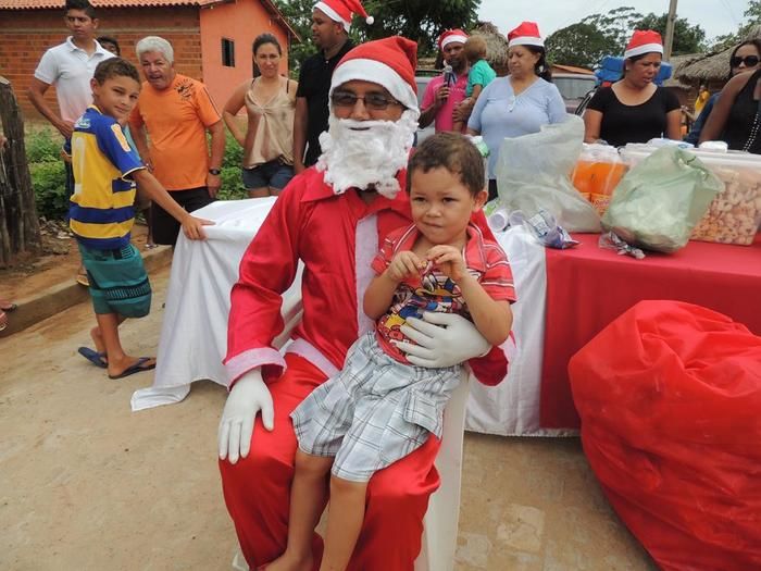 Prefeito Jonas Moura visita comunidades com o Papai Noel e distribui presentes - Imagem 10