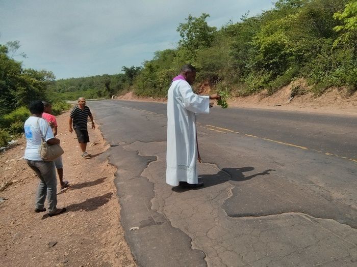 Igreja Católica realiza Missa às margens da BR 135 em solidariedade às vítimas e em apelo às autoridades  - Imagem 7