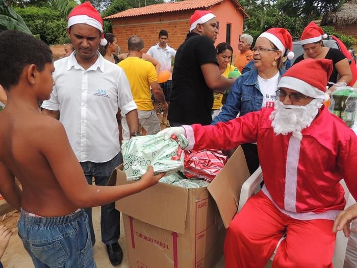 Prefeito Jonas Moura visita comunidades com o Papai Noel e distribui presentes - Imagem 11