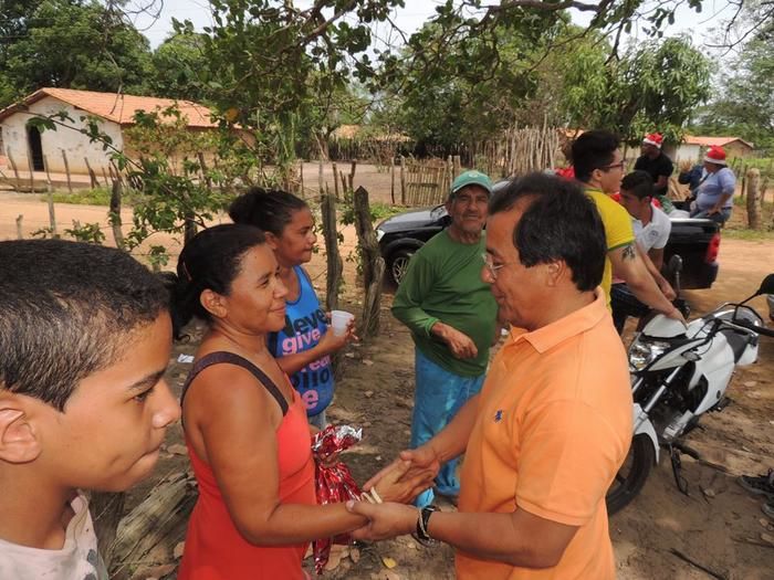 Prefeito Jonas Moura visita comunidades com o Papai Noel e distribui presentes - Imagem 3