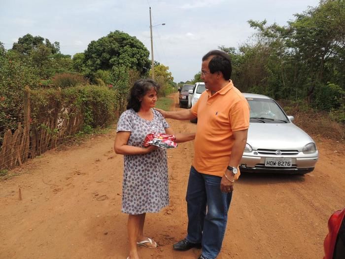 Prefeito Jonas Moura visita comunidades com o Papai Noel e distribui presentes - Imagem 1