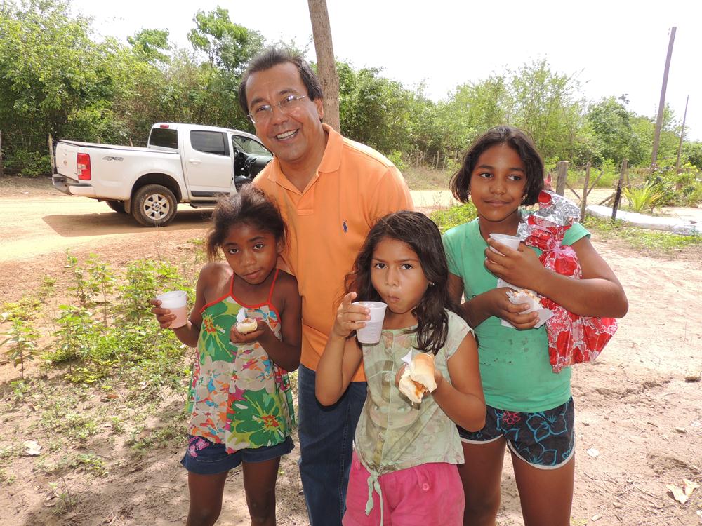 Prefeito Jonas Moura visita comunidades com o Papai Noel e distribui presentes