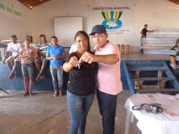 Prefeitura faz distribuição de filtros, colchões, lençóis, fronhas e muitos brinquedos além de entrega de casas populares  - Imagem 5