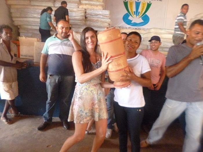 Prefeitura faz distribuição de filtros, colchões, lençóis, fronhas e muitos brinquedos além de entrega de casas populares  - Imagem 9