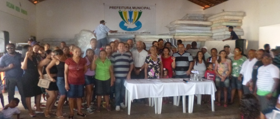 Prefeitura faz distribuição de filtros, colchões, lençóis, fronhas e muitos brinquedos além de entrega de casas populares 