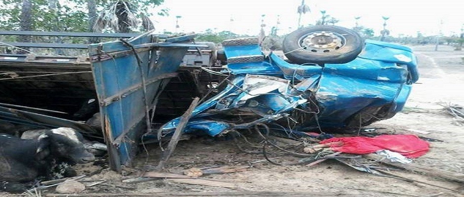 Carreta tomba e motorista morre ao ser sacado da cabine da carreta