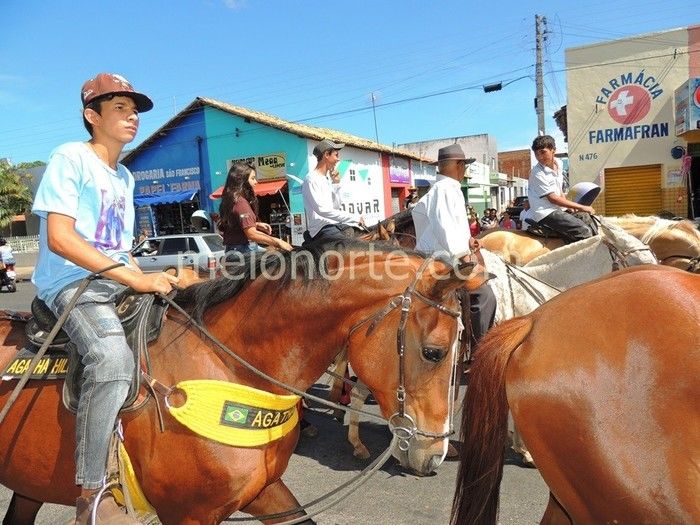 Vaqueiros invadem ruas e avenidas de Pedro II  - Imagem 17
