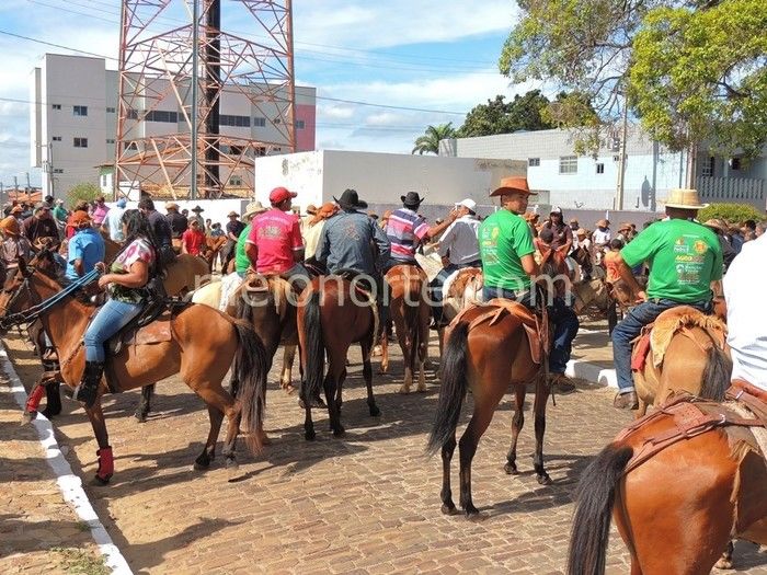 Vaqueiros invadem ruas e avenidas de Pedro II  - Imagem 8