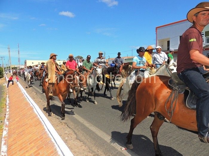 Vaqueiros invadem ruas e avenidas de Pedro II  - Imagem 22