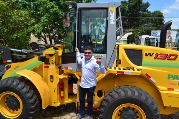 Pimenteiras recebe pá carregadeira do governo federal - Imagem 1