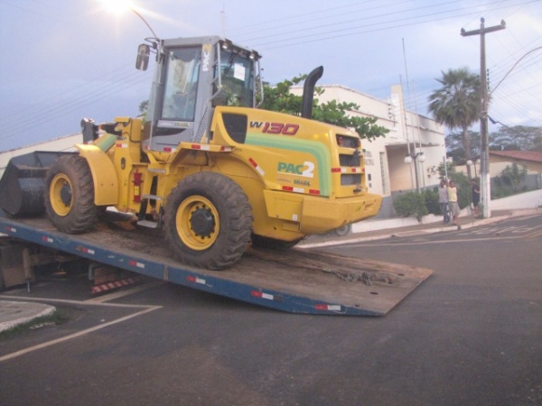 Prefeita Salete Rêgo recebe Pá carregadeira para o município de Miguel Alves - Imagem 2