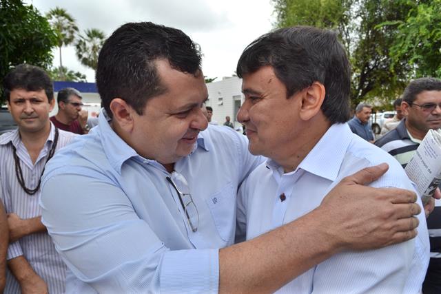 Pimenteiras recebe pá carregadeira do governo federal