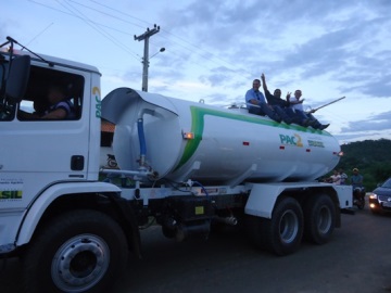  Povo faz festa pela chegada de caminhão-pipa