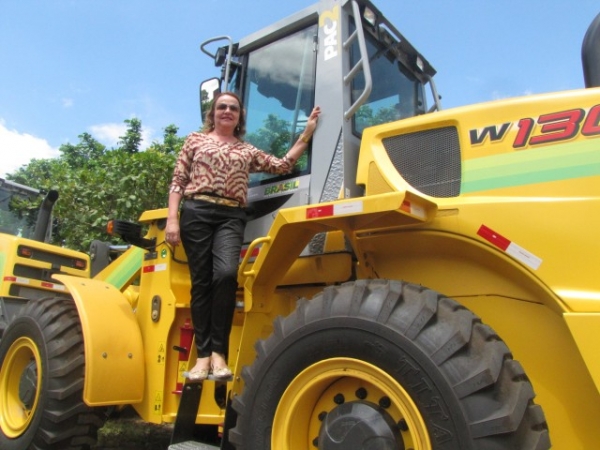 Prefeita Salete Rêgo recebe Pá carregadeira para o município de Miguel Alves - Imagem 4