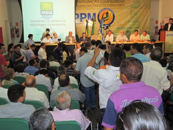 Pedro II recebe pá-carregadeira do MDA - Imagem 1