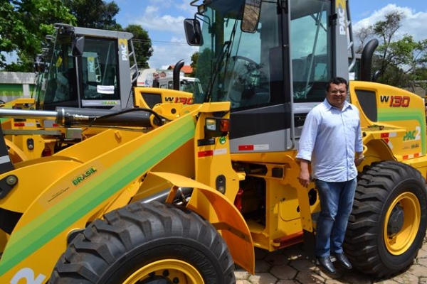 Pimenteiras recebe pá carregadeira do governo federal - Imagem 2