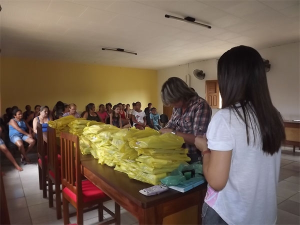 CAXINGÓ: Secretaria de assistência social faz entrega de kits de material escolar  - Imagem 2