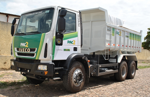 Prefeito de Cocal recebe caçamba na sede da APPM - Imagem 2