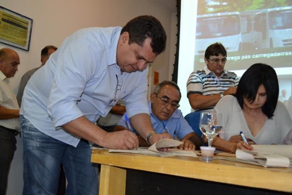 Pimenteiras recebe pá carregadeira do governo federal - Imagem 4