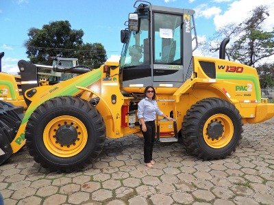 Pedro II recebe pá-carregadeira do MDA