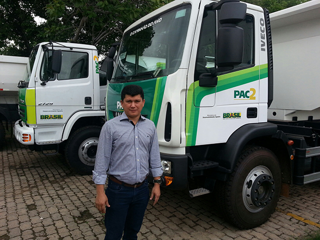 Prefeito de Cocal recebe caçamba na sede da APPM