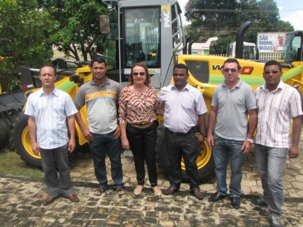 Prefeita Salete Rêgo recebe Pá carregadeira para o município de Miguel Alves - Imagem 5