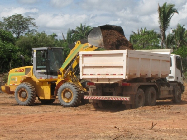 Pá carregadeira ajuda na abertura e recuperação de estrada no município de Miguel Alves - Imagem 2