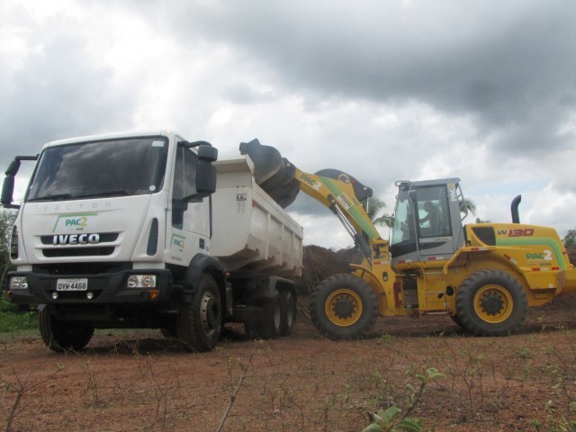 Pá carregadeira ajuda na abertura e recuperação de estrada no município de Miguel Alves
